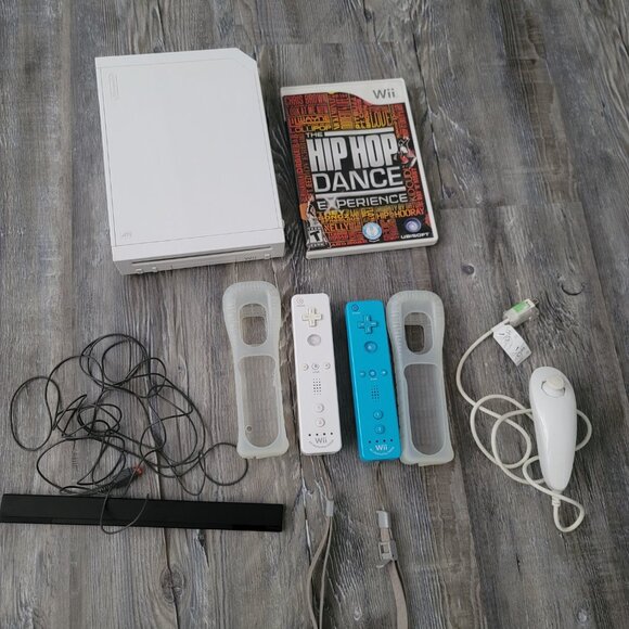 Wii game console with accessories and game - Picture 7 of 9